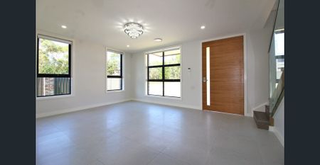 Beautifully designed 4 bedroom corner home in Stanhope Gardens for Lease! - Photo 2