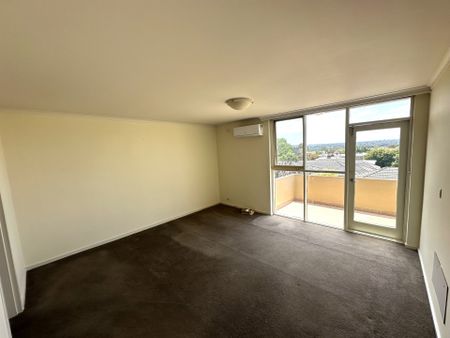 Spacious Two Bedroom Apartment in the heart of Kew - Photo 2