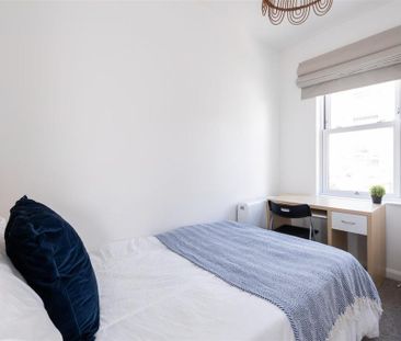 4 bedroom mews to rent - Photo 3