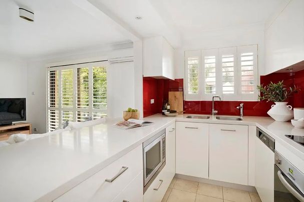 Stylish Townhouse with Private Garden and Double Garage - Photo 1