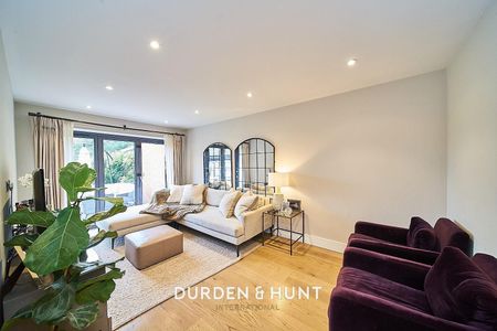 Park View, Chigwell - Photo 3