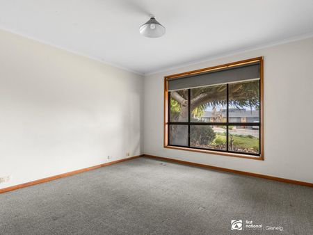 NEAT THREE BEDROOM FAMILY HOME - Photo 4