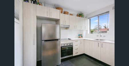 Top floor renovated apartment - Photo 2