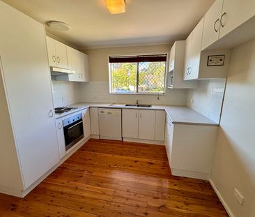 4 BEDROOM HOUSE - HILLVUE LOCATION - Photo 4