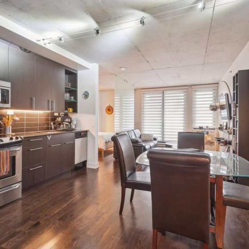 Charmant condo d'une chambre, entièrement meublé, situé à Griffintown. Parfait pour une vie confortable et pratique en ville. - Photo 1