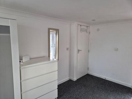 Room in a Shared House, Russell Road, SW19 - Photo 2