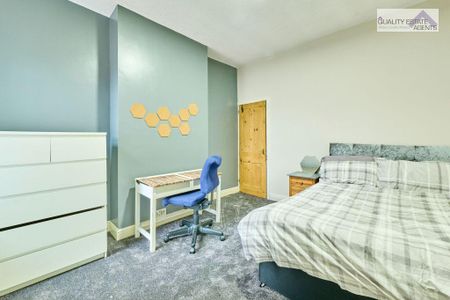 4 bedroom terraced house to rent - Photo 3