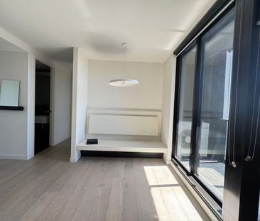 The Ultimate CBD Lifestyle: 2B2B Right Next to RMIT & Melbourne Cen... - Photo 1