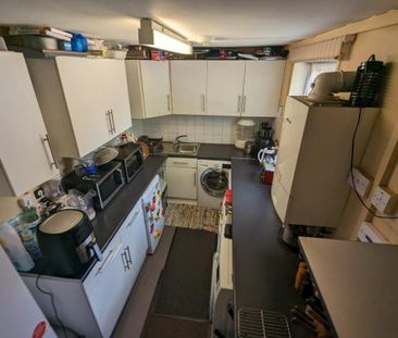 1 bedroom in a house share to rent - Photo 2