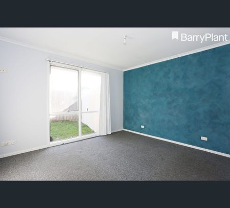 4 Jamie Close, Cranbourne, Vic 3977 - Photo 3