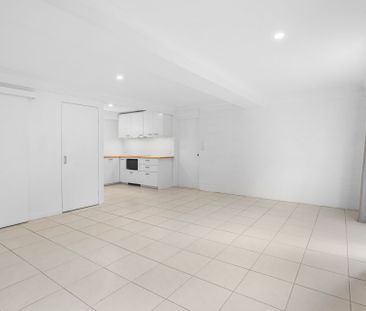 Renovated Studio in Prime Location - Photo 5