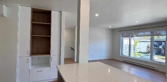 Appartement style Condo 4 1/2 PLUS OU 5 LUMINEUX - Photo 2