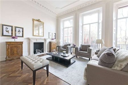 Stunning first floor three bedroom flat beautifully finished to retain the elegance and character of this period building. - Photo 4