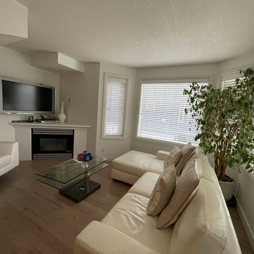 Charming 2 Bedroom Townhouse In Crescent Heights - Photo 1