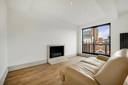 3 bedroom flat in Chelsea - Photo 2