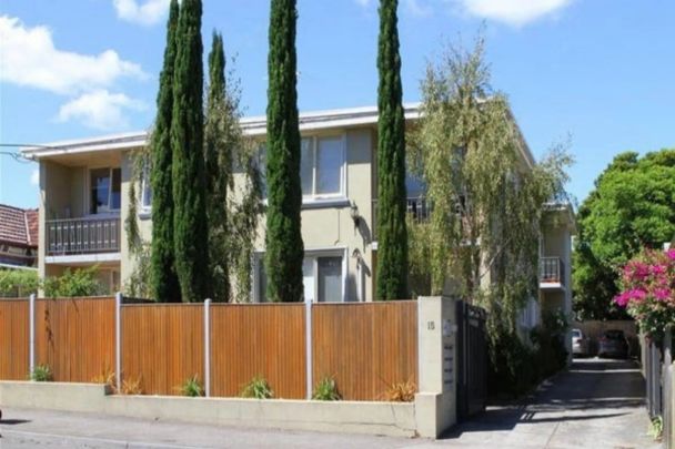 Beautifully Presented Ground Floor Apartment - Bonus Large Courtyard - Photo 1