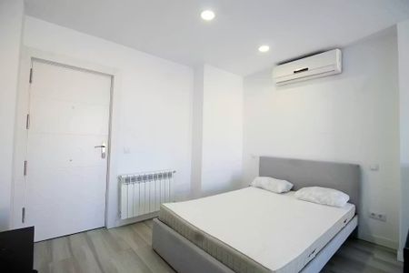 Calle de los Monederos, Madrid, Community of Madrid 28026 - Photo 2