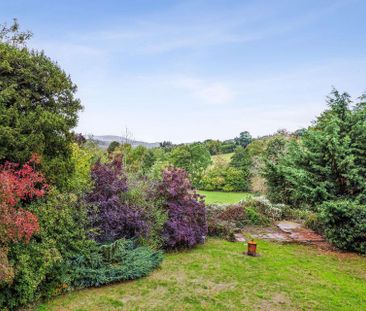 An idyllic three-bedroom fully refurbished cottage located on the B... - Photo 6