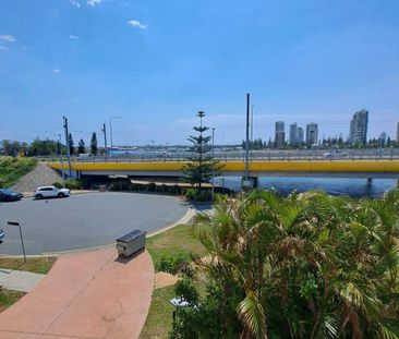 Southport Broadwater gorgeous modern unit with water views! - Photo 4