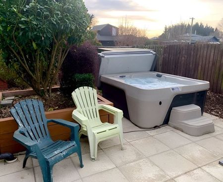 Huge 4 Bedroom Furnished Home - Photo 3