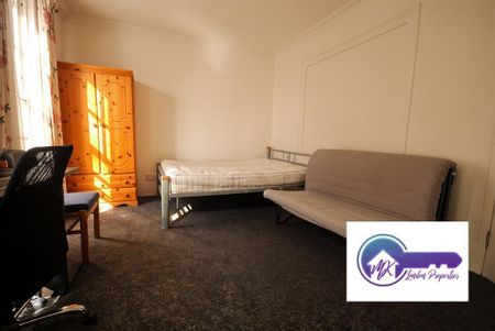 1 bedroom in a flat share to rent - Photo 2