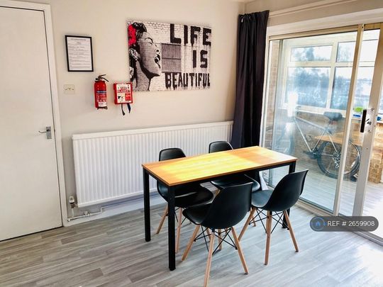 1 bedroom in a house share to rent - Photo 1