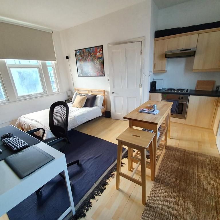 Studio to rent - Photo 1