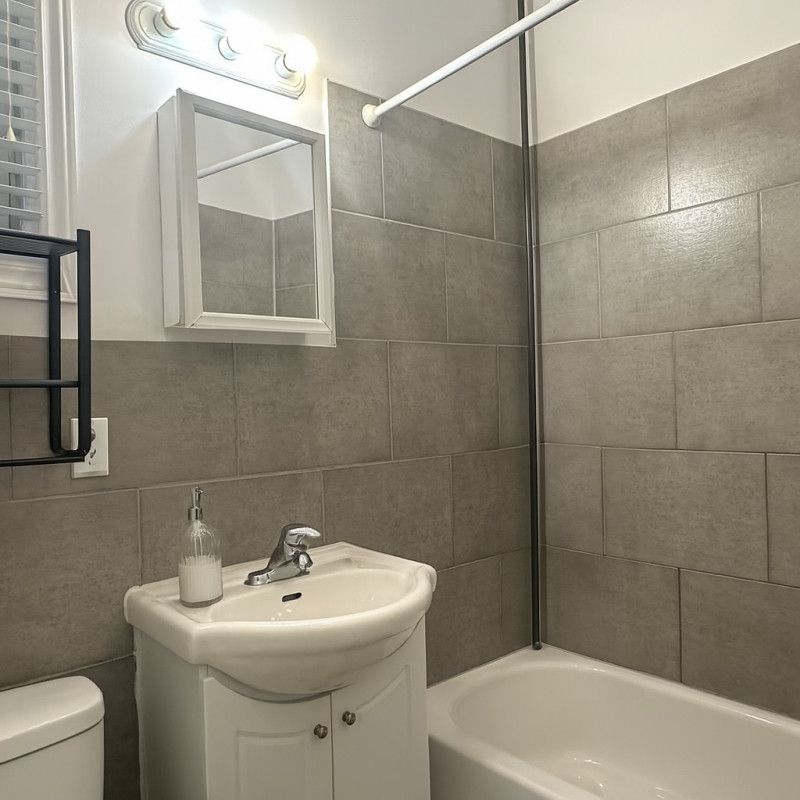 Logement rénové de 2 chambres en location semi-meublé - Photo 1