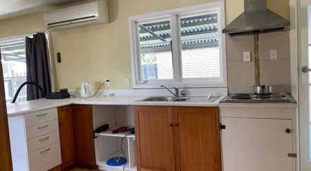 Spacious 4-Bedroom Home – Close to University, Schools & Amenities - Photo 5