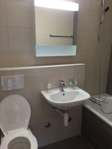Appartement rénové avec balcon. Immeuble avec ascenseurs, proche de toutes commodités. - Photo 2