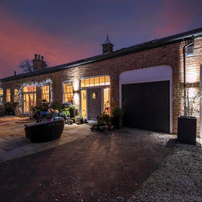 5 bed Barn Conversion To Let - Photo 1