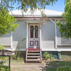 Character Home Divided into Flats in the Heart of Woolloongabba - Photo 2