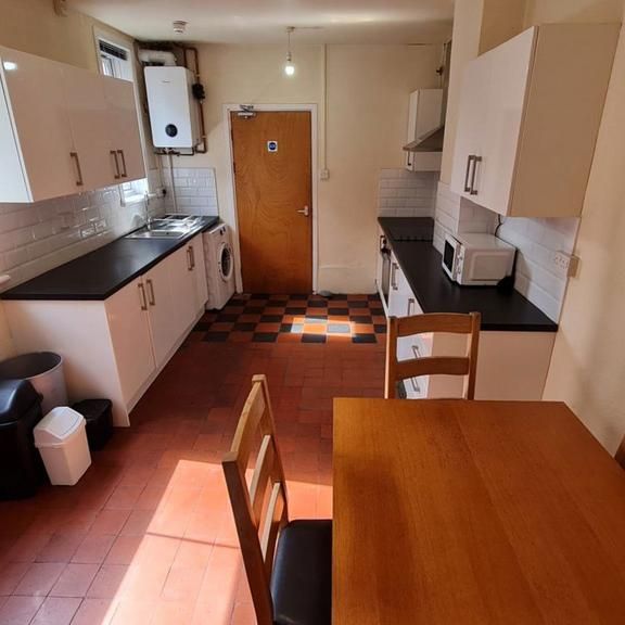 1 bedroom in a house share to rent - Photo 1