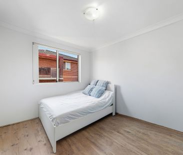 Spacious Top Floor Apartment in a Prime Parramatta Location - Photo 3