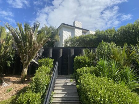 Modern Family Home - Photo 2