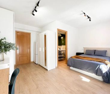 Calle de Antonio Velasco Zazo, Madrid, Community of Madrid 28026 - Photo 5