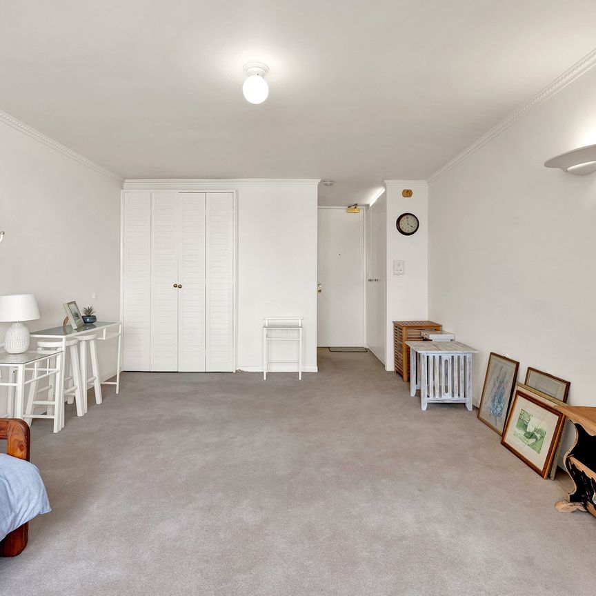 Partially furnished studio - water included - Photo 1