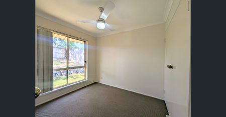 Spacious Family Home - 4 brms, master ensuite and WIR, separate carpeted lounge and tiled dining/family with AC, celling fans, dishwasher. Large yard - Photo 5