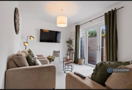 4 bedroom semi-detached house to rent - Photo 2