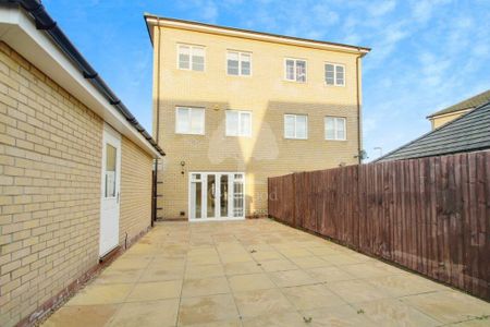 4 bedroom semi-detached house to rent - Photo 3