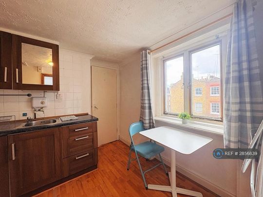 Studio to rent - Photo 1