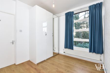 Westfield, Ashtead - Photo 3