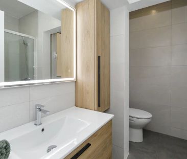 Room in a shared 8-bedroom apartment for rent in Collblanc - Photo 5