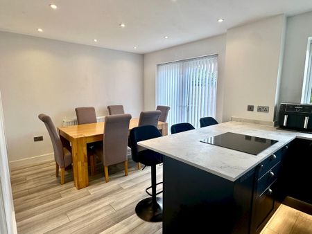 4 bedroom detached house to rent - Photo 2