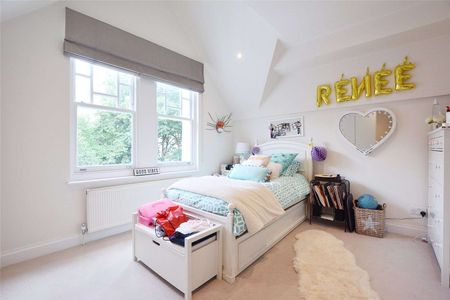 An impressive 3 bedroom duplex apartment in this central village location, with an off street parking space. - Photo 4