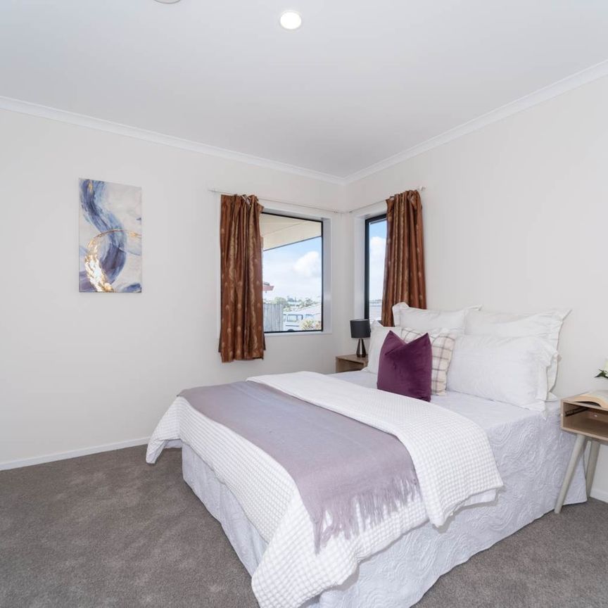 Spacious and Warm Home in New Lynn - Photo 1