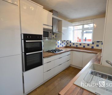 3 bedroom detached house to rent - Photo 4