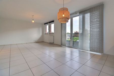 Appartement (C13) de +/- 95 m² entièrement repeint avec 2 chambres + cave (21) + garage fermé (18) - Photo 3