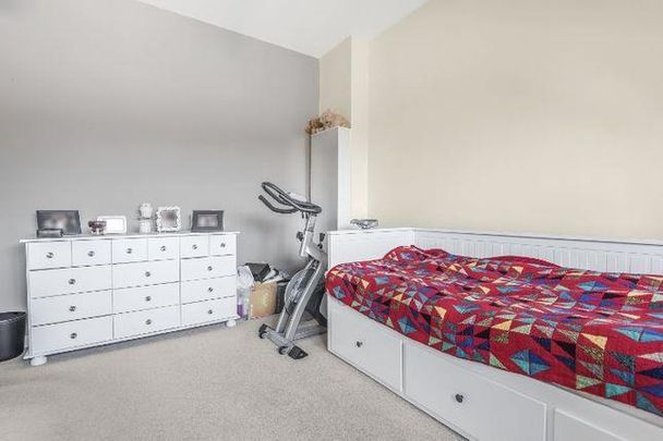 Sandown Court, Chairborough Road, High Wycombe - Photo 1
