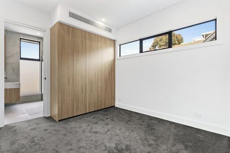 SUN DENCHED, LOW MAINTENANCE HOME IN AN EXCLUSIVE BRIGHTON ENCLAVE - Photo 4